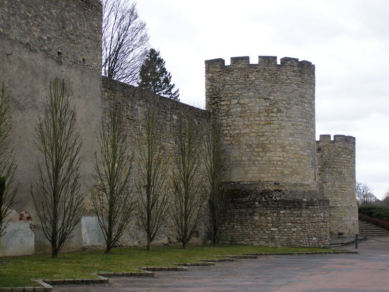 Fichier:Decize remparts du château.jpg