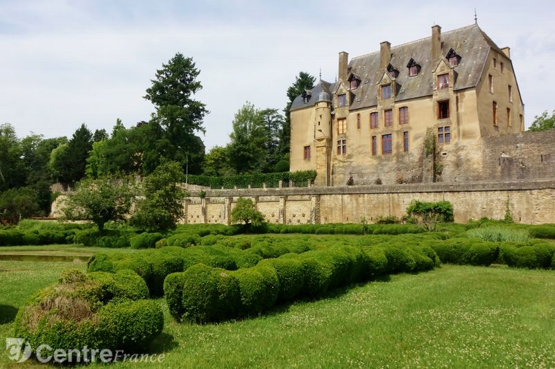 Fichier:Chatillon en Bazois chateau1.jpg