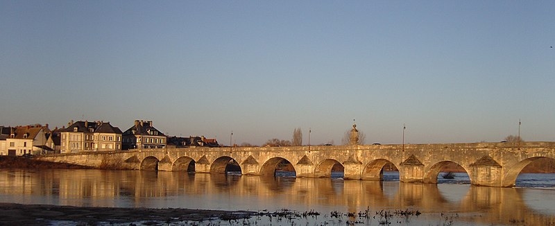 Fichier:La Charité sur Loire Pont de pierre.jpg