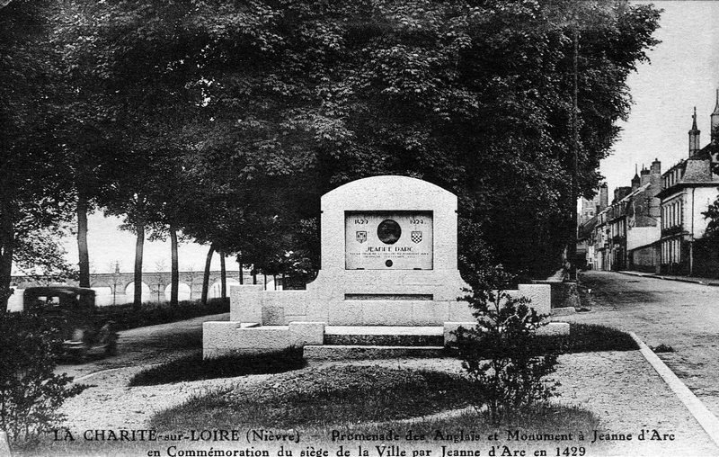 Fichier:La Charité sur Loire monument de Jeanne d’Arc.jpg