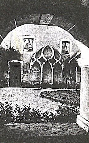 Fichier:Sainte Claire éléments de l'ancien portail de l'église.jpg