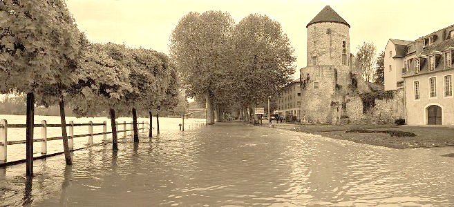 Fichier:Loire crue 1923 Nevers.jpg