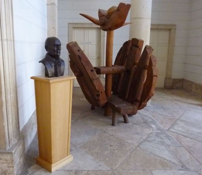 Fichier:Chateau Chinon mairie sculpture.jpg