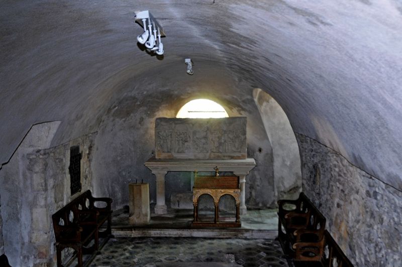 Fichier:Decize église Saint Aré crypte.jpg