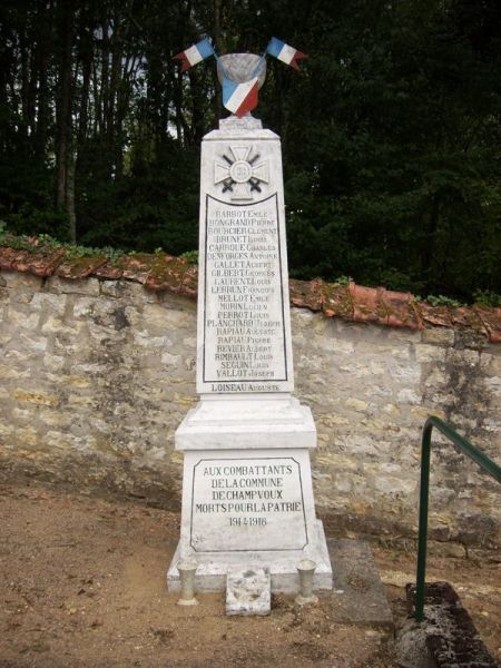 Fichier:Champvoux monument aux morts.jpg