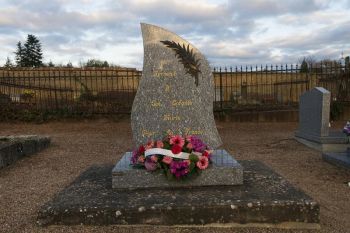 Verneuil Monument aux morts.jpg