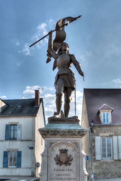 Fichier:Saint Pierre le Moutier statue Jeanne d'Arc.jpg
