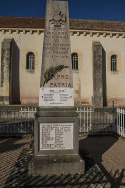 Fleury sur Loire Monument aux morts.jpg