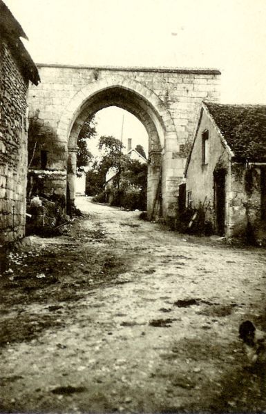 Fichier:Saint Vérain porte de Cosne 2.jpg