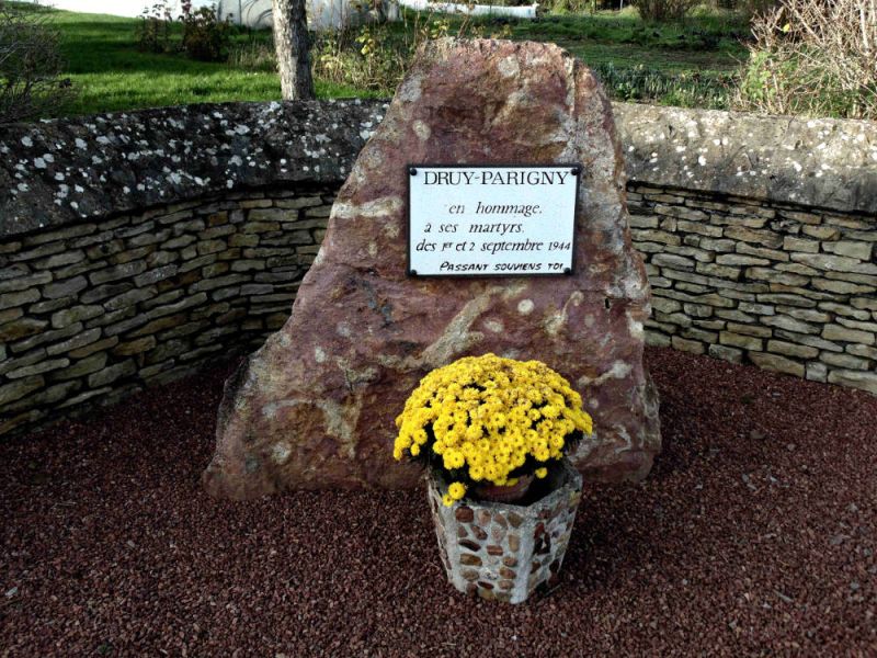 Fichier:Druy Parigny stèle Dardault.jpg